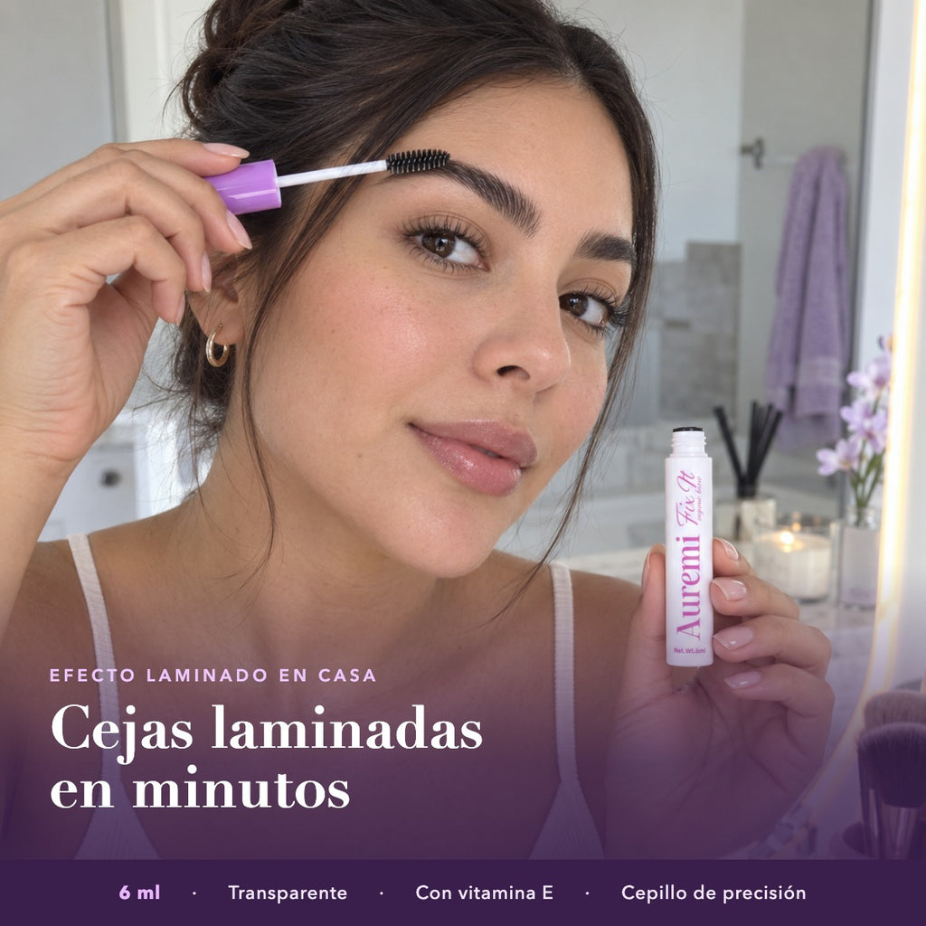 Mujer aplicándose el gel fijador de cejas Auremi Fix It