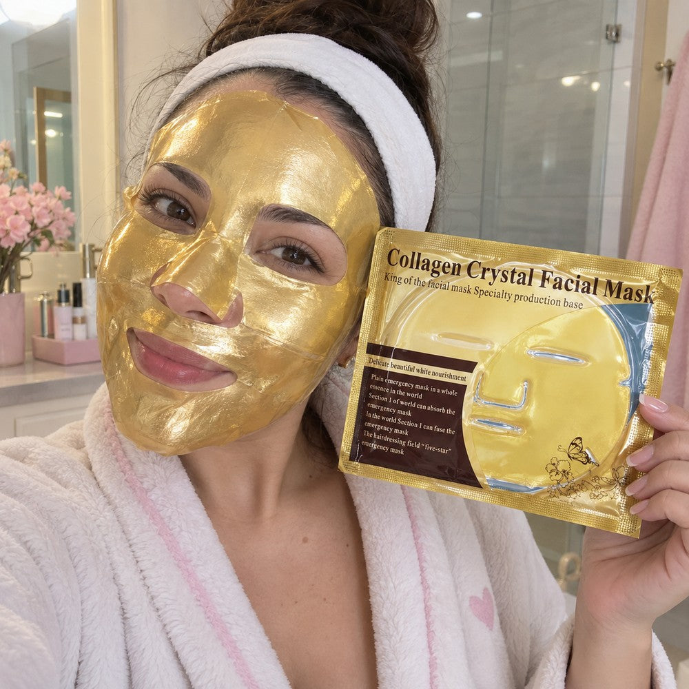 Clienta usando la mascarilla de colágeno y oro 24K